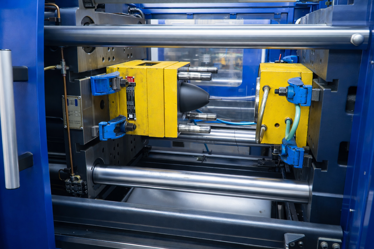 plastic-injection-molding-machine showing mold cavity and hydraulic press system